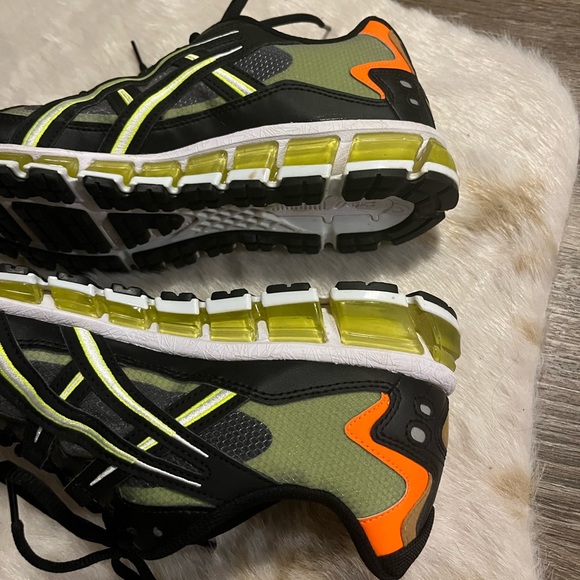 Like New ASICS GEL-Kayano 5 360 in Black / Safety Yellow Size 10 Men’s - Picture 6 of 15